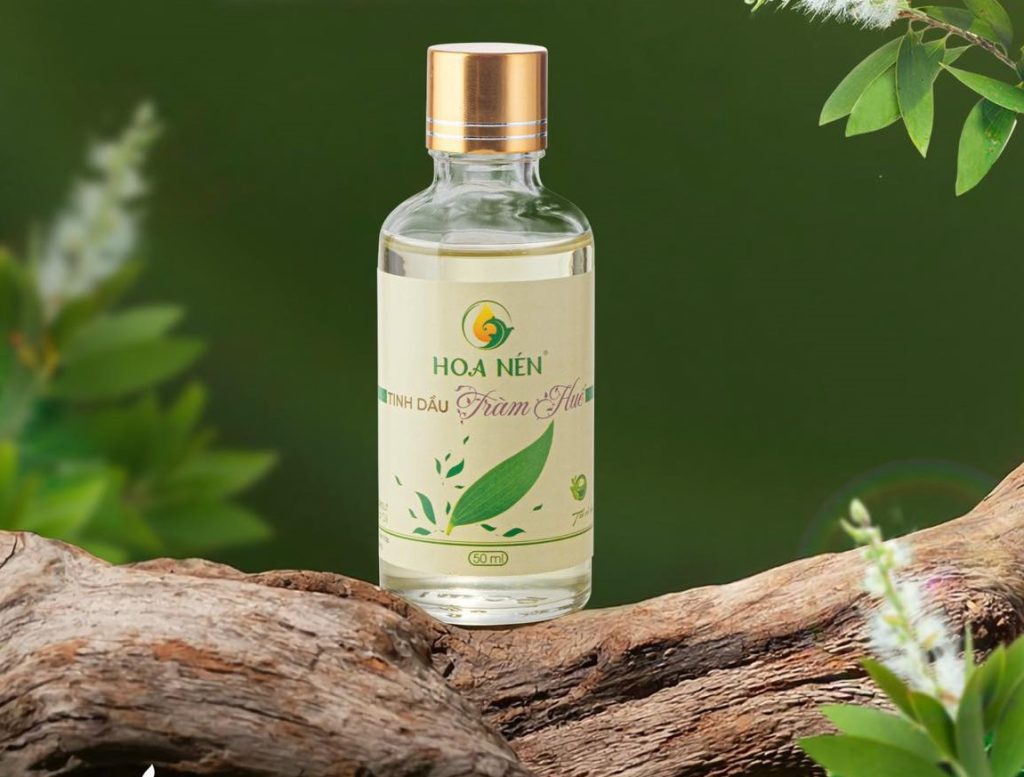 Chai tinh dầu tràm nguyên chất màu xanh nhạt, là món đặc sản Huế chăm sóc sức khỏe rất tốt cho trẻ nhỏ để tránh gió và giữ ấm cơ thể khi mùa lạnh về
