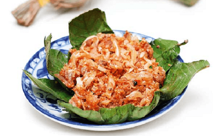 Gói tré Huế được bao bọc bởi lớp lá chuối xanh mướt, bên trong là thịt và riềng thơm nức, món đặc sản Huế này rất hợp để mọi người cùng nhâm nhi lúc tụ họp