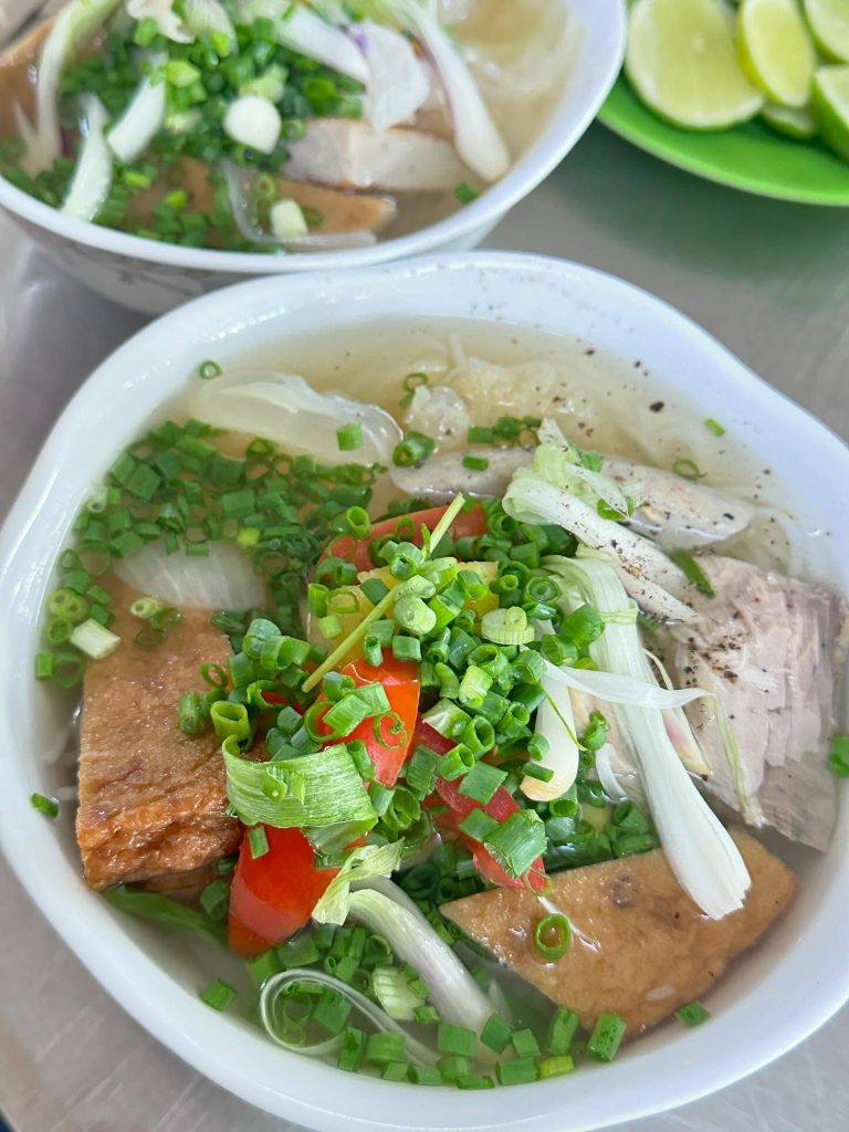 bún chả cá Nha Trang đặc sản với nước dùng trong veo, chả cá vàng dai giòn, sứa trắng giòn sần và rau thơm tươi sống