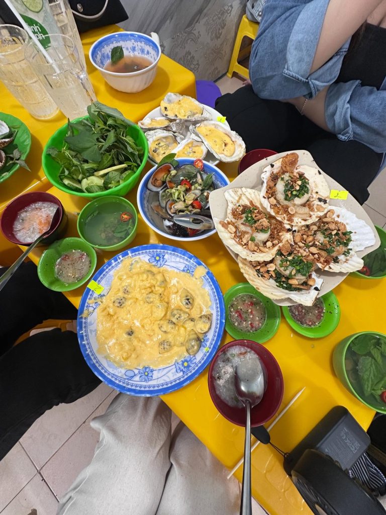 bữa tiệc các món được chế biến từ hải sản Nha Trang