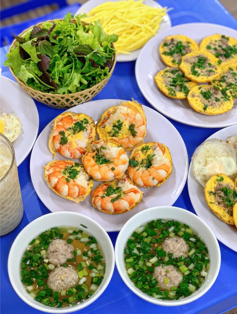 bánh căn hải sản đặc sản Nha Trang với vỏ giòn tan vàng ươm, nhân tôm mực tươi ngon