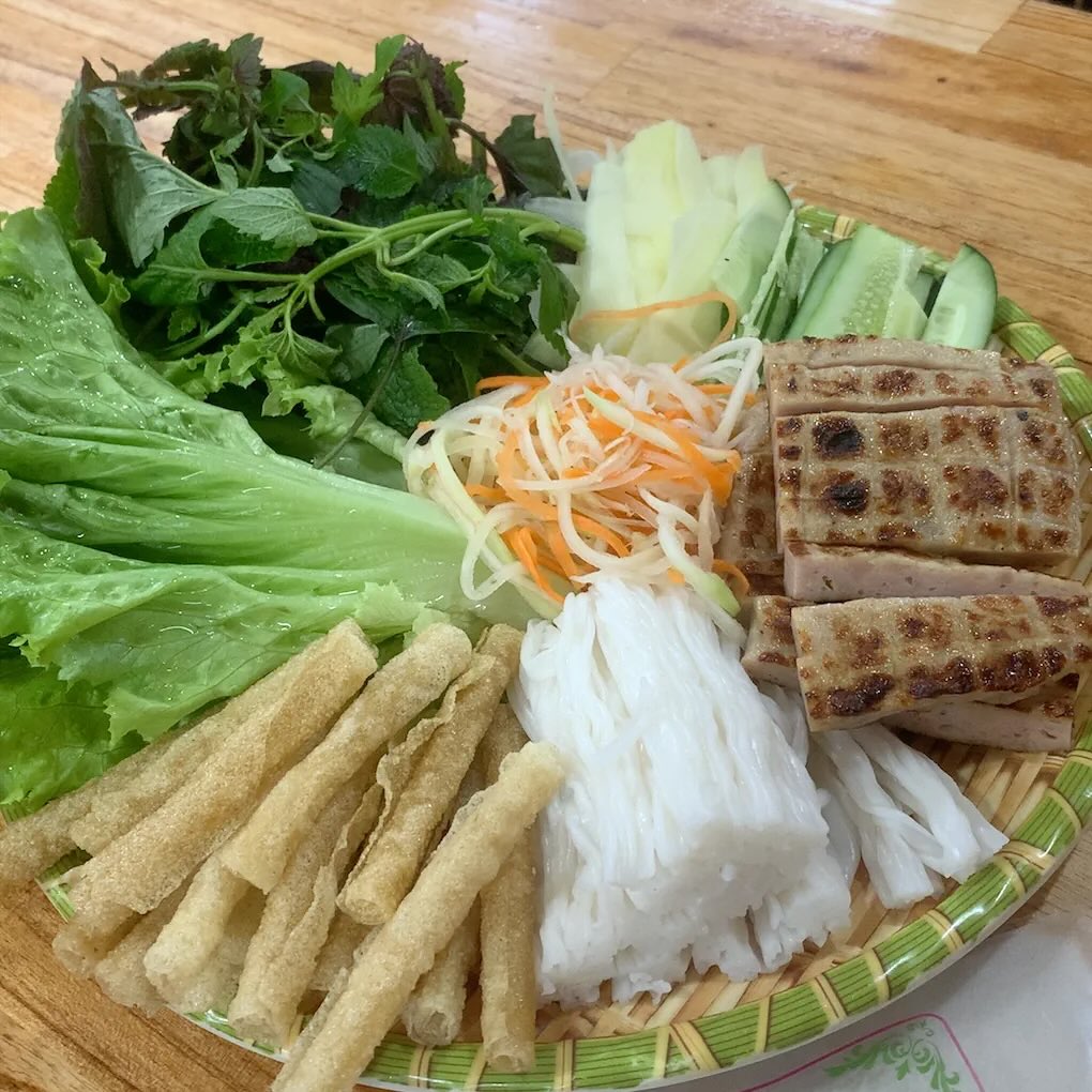 nem nướng Nha Trang với thịt nướng thơm lừng cuốn bánh tráng giòn tan cùng rau sống tươi xanh và nước chấm đậu phộng béo ngậy
