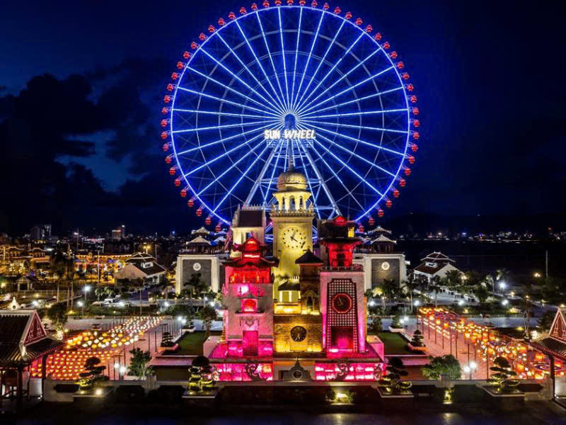 Asia Park với vòng quay cao nhất toàn cầu với nhiều trò mạo hiểm, cả trò chơi cảm giác mạnh: tàu lượn, tháp rơi tự do, tàu điện trên cao,..