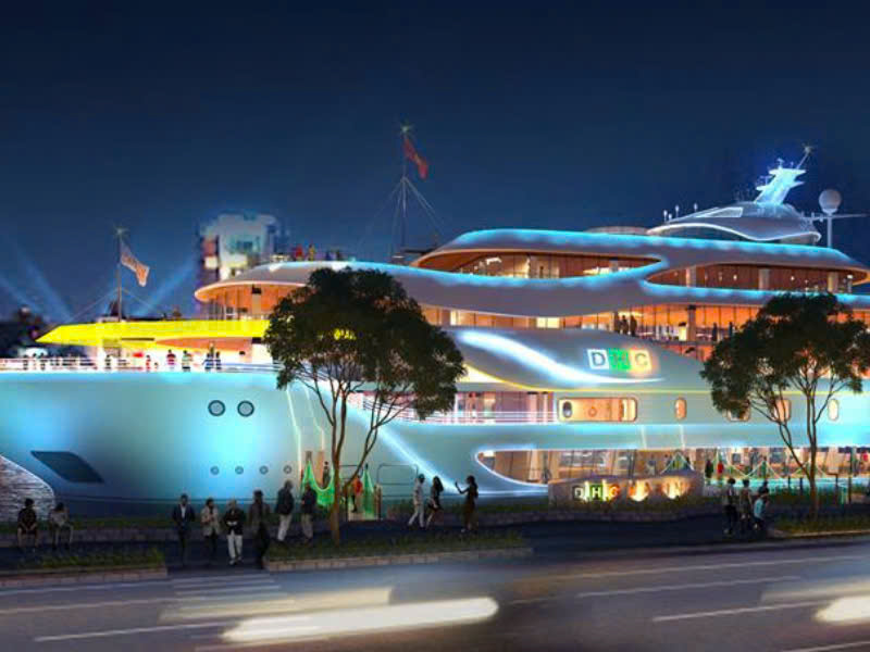 Bến Du thuyền Marian về đêm với nhiều du khách đang đứng đợi, có giãi đèn led sang trọng