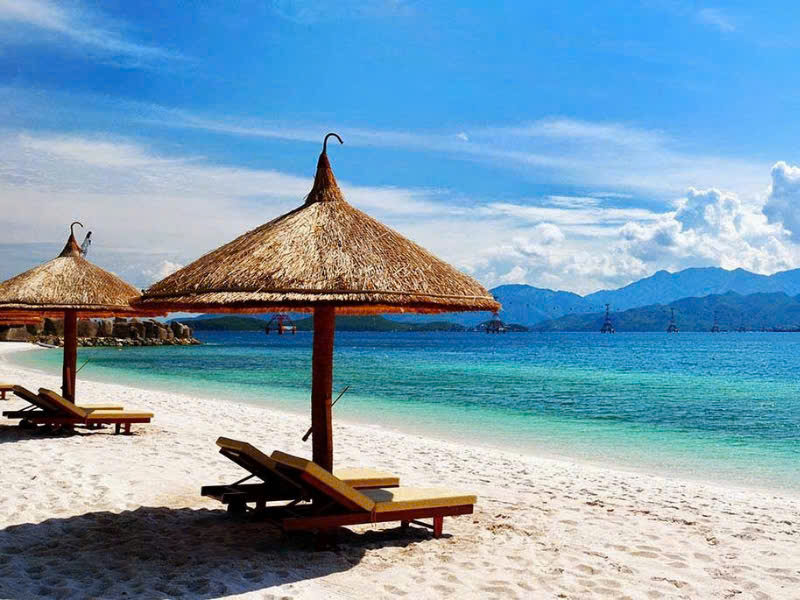 Biển Mỹ Khê với dãi biển cát trắng làn nước xanh và hàng dù tắm nắng