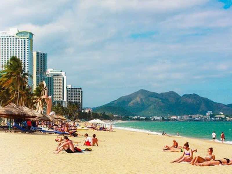 Biển Phạm Văn Đồng với nhiều người tắm nắng lúc bình minh