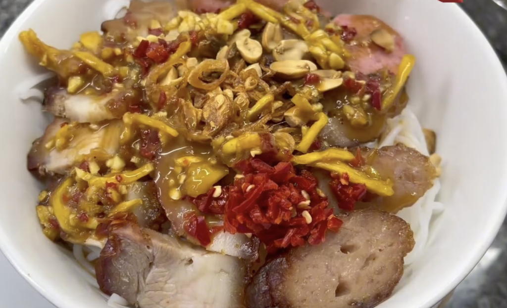 Du lịch Đà Nẵng mà thiếu món bún mắm nêm này thì quá uổng, sự hoà quyện cộng bún tươi dai dai miếng thịt nướng, chả, và quan trọng nhất là mắm nêm - linh hồn của món ăn