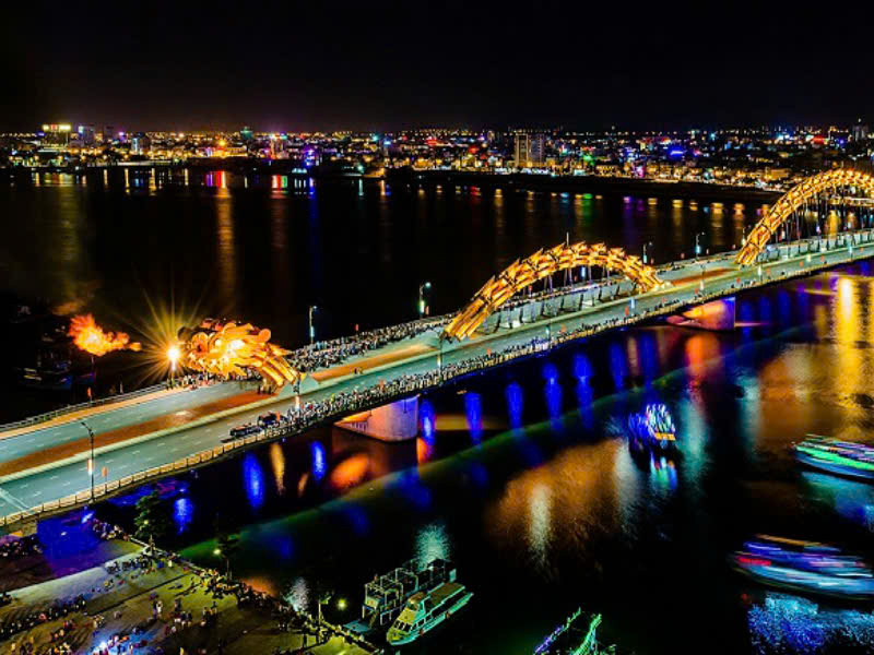 Cầu Rồng có dãi đèn led và phun lửa