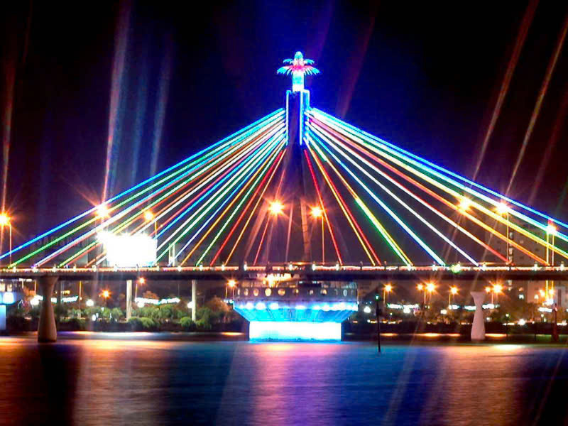 Cầu Sông Hàn với những đèn led đủ thứ màu