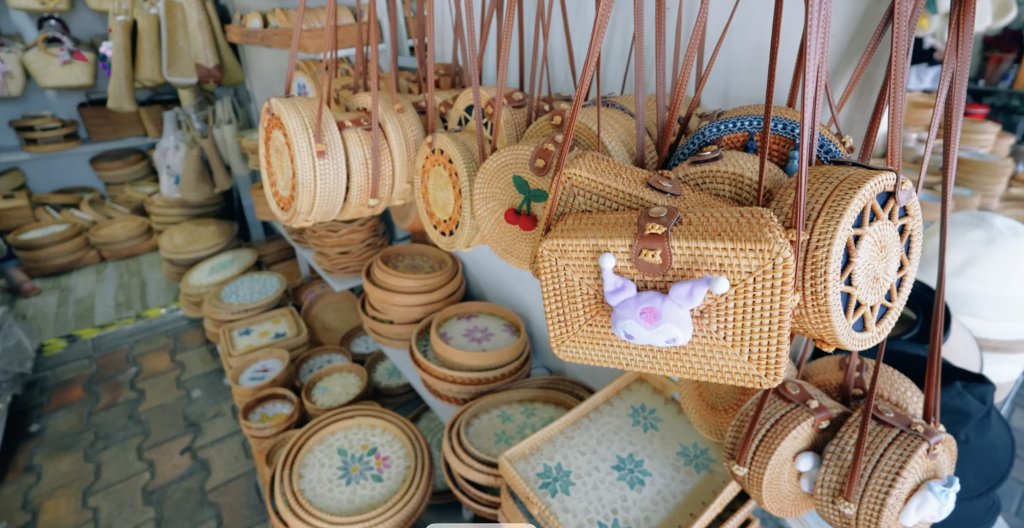 Thời điểm du lịch Đà Nẵng là tháng 9-11 có thể đi chợ Hàn với các mặt hàng thủ công mỹ nghệ, đồ lưu niệm, giày dép,...