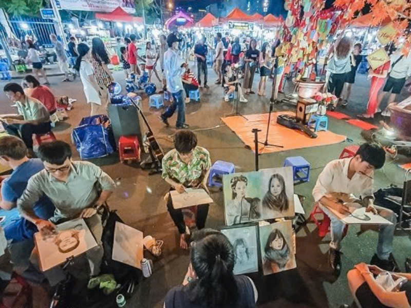 Chợ đêm Hoà Khánh với hơn 100 gian hàng bao gồm ẩm thực, thời trang, mỹ phẩm…