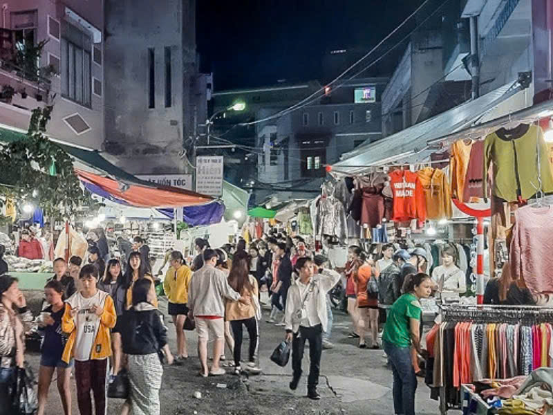 Chợ đêm Lê Duẫn gồm giày dép và quần áo đa dạng, nhiều mẫu mã