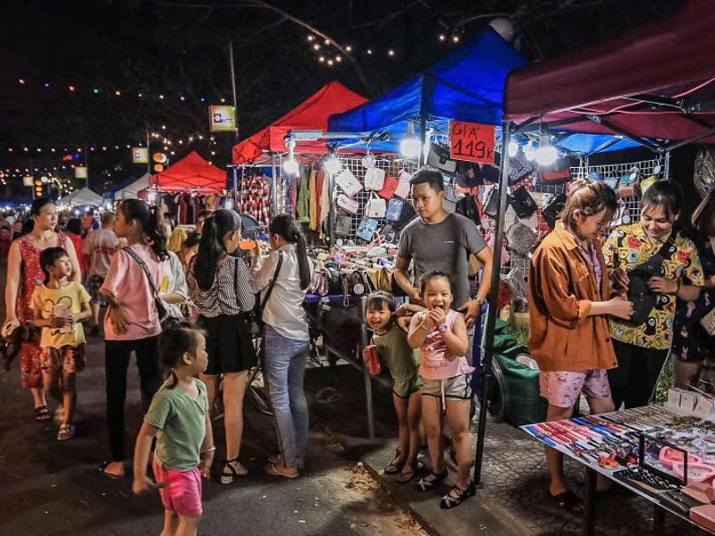 Chợ đêm Thanh Khê Tây với nhiều đồ lưu niệm, đồ thủ công và những mặt hàng thời trang, giày dép