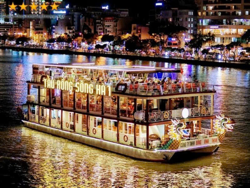 Du thuyền sông Hàn với 2 con rồng đầu tàu và chở rất nhiều du khách ngắm cảnh quan thành phố qua sông