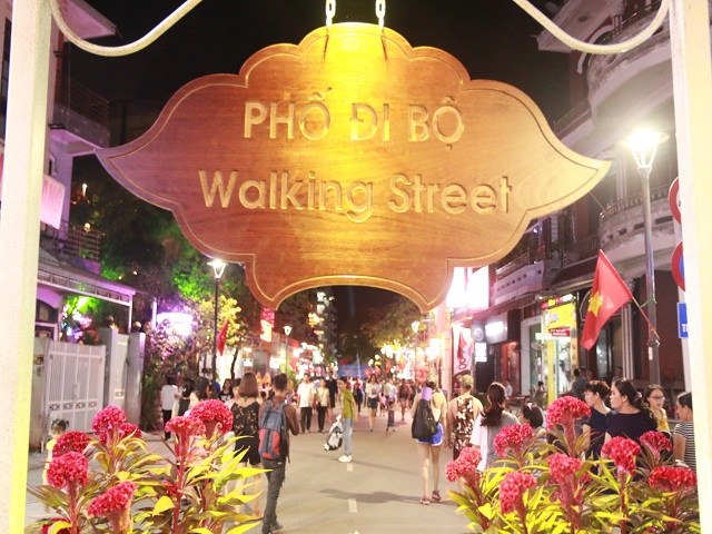 Đây là hình ảnh Phố đi bộ Tây cực kỳ náo nhiệt và đông đúc với rất nhiều ánh đèn màu sắc từ các quán ăn và quán bar, nơi các bạn trẻ thường tụ tập vui chơi và tận hưởng bầu không khí sôi động của Huế về đêm