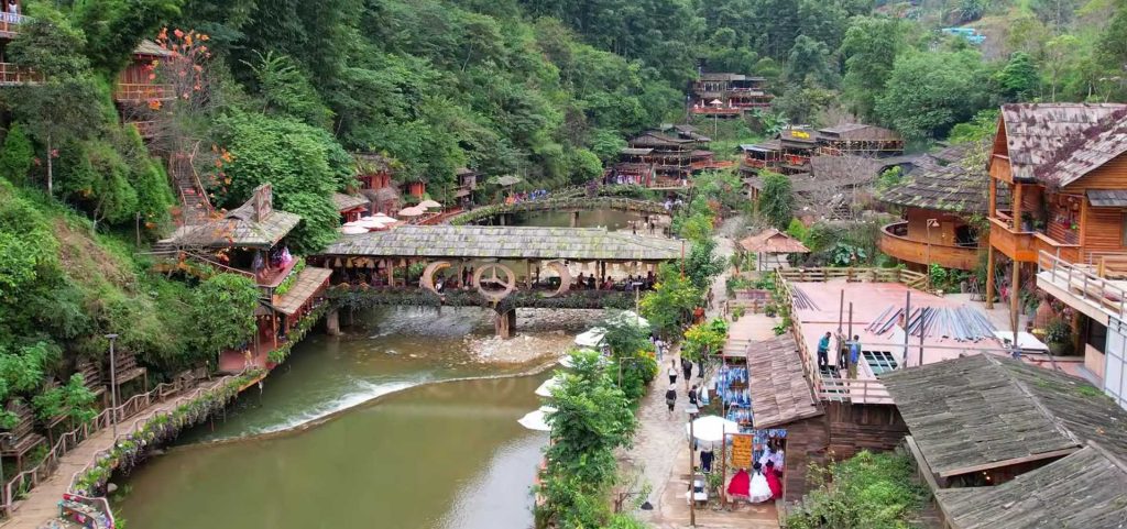 khu du lịch Cát Cát SaPa có nhà cửa sông cây cầu.