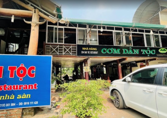 ăn dài tại nhà hàng cơm dân tộc