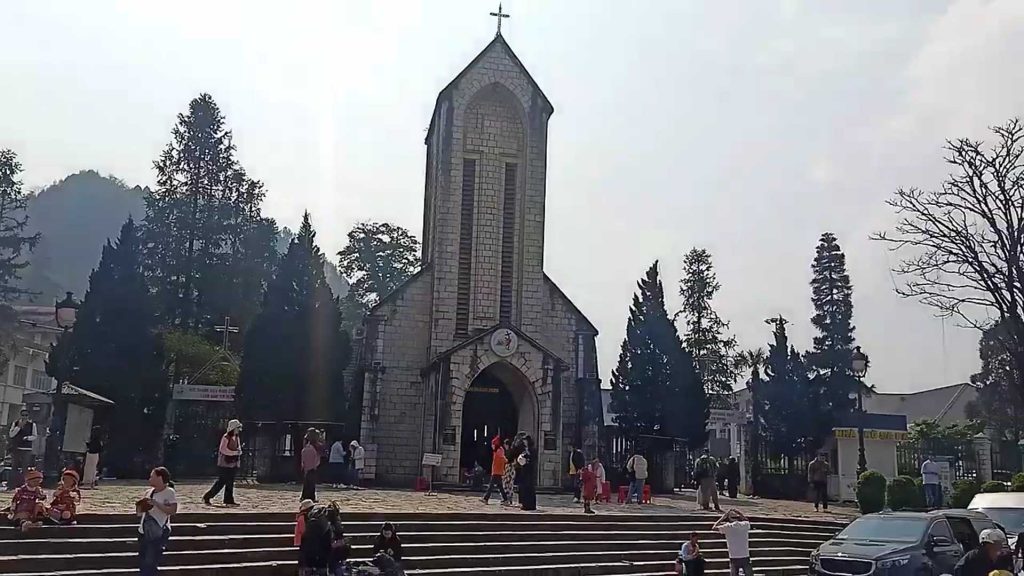 ảnh chụp phía trước nhà thờ đá SaPa khách du lịch đi tham quan rất nhiều. Đây là địa điểm bạn không thể bỏ qua ở tour du lịch SaPa 2 ngày 1 đêm