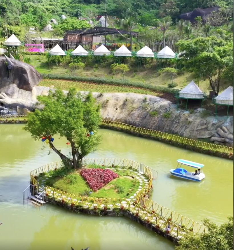  Núi khoáng nóng Thần tài với nhiều địa điểm vui chơi ngắm cảnh như: tắm bùn, tắm khoáng nóng, tắm sữa tươi, tắm cafe,... đây là địa điểm du lịch tự túc Đà Nẵng đáng nhớ nhất nếu ghé đến mùa khô 