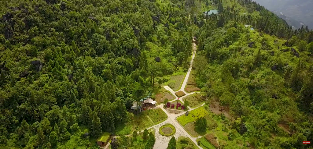 cảnh nhìn trên cao của núi hàm rồng. Núi hàm rộng thuộc các địa điểm tham quan tại SaPa