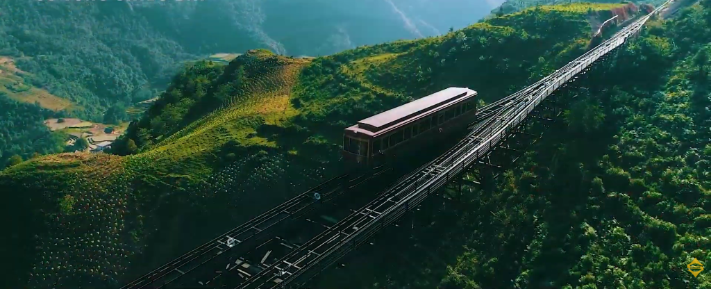 tàu hỏa di chuyển qua các dãy núi ruộng bậc thang