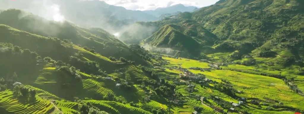 thung lũng mường hoa vào ban ngày góc nhìn từ xa thấy được ruộng bậc thang cùng các ngôi nhà của người dân bản địa xen lẫn