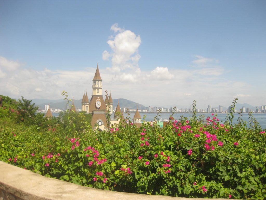 công viên VinWonders đầy trò chơi mạo hiểm, giống như một khu vui chơi khổng lồ mà trẻ con mơ ước, có cáp treo và thủy cung để khám phá cả ngày, tọa lạc ở hòn Mun, một trong những hòn đảo đẹp nhất Nha Trang