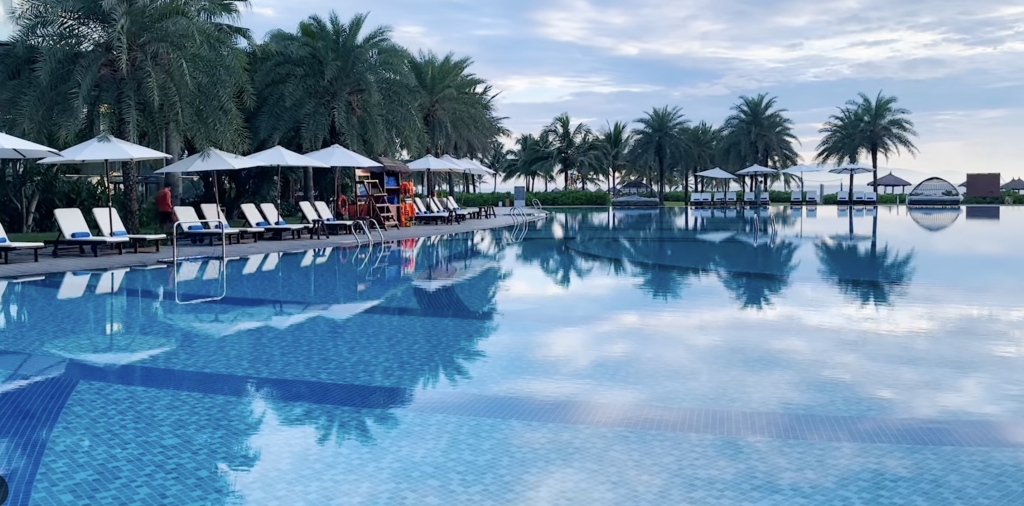 Resort hạng sang với bể bơi lộ thiên hướng góc nhìn ra biển
