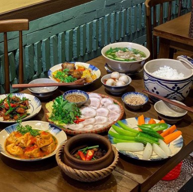 bữa cơm trưa của gồm thịt heo, cà, cơm, rau, đậu hủ