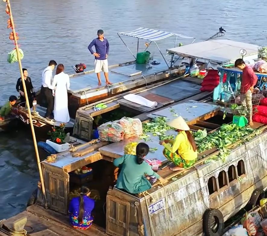 khung cảnh người dân sinh hoạt hàng ngày trên một chiếc ghe gắn liền với bao thê hệ