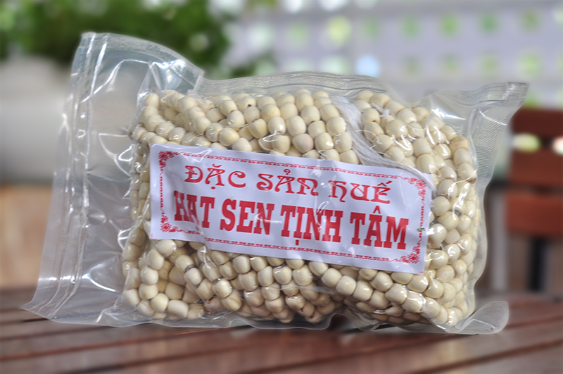 Những hạt sen trắng tròn và mẩy được lấy từ hồ Tịnh Tâm, đây là món đặc sản Huế quý giá dùng để nấu chè hoặc hầm canh rất bổ dưỡng cho cả gia đình