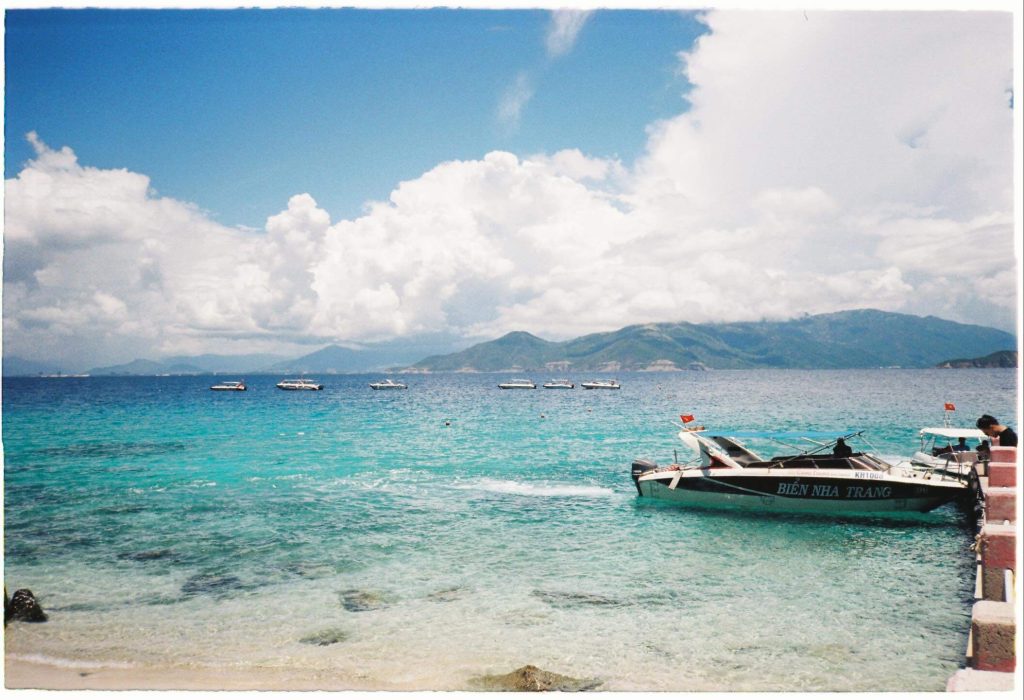 Hình ảnh hòn Mun ở Nha Trang với nước biển xanh trong vắt
