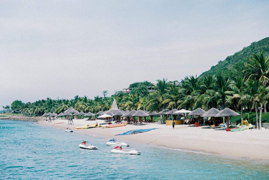 Hình ảnh hòn Tằm ở Nha Trang với resort cao cấp bên bãi biển cát trắng, như một khu nghỉ dưỡng sang trọng