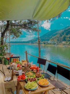 bữa ăn BBQ ngoài trời