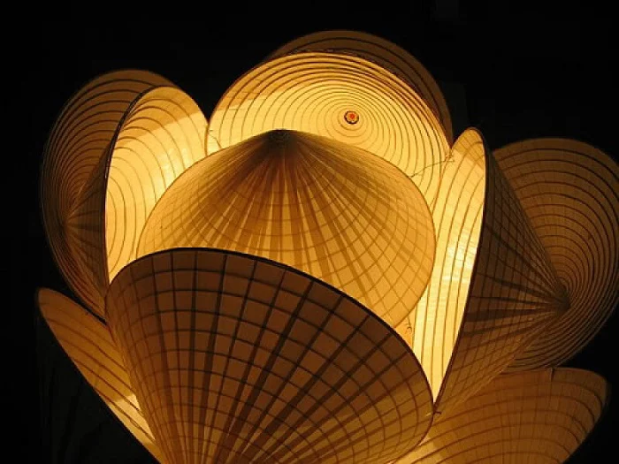 Chiếc nón lá bài thơ trắng tinh khôi do các nghệ nhân làm ra, là món quà đặc sản Huế lưu niệm ý nghĩa với những hình ảnh ẩn hiện dưới lớp lá mỏng