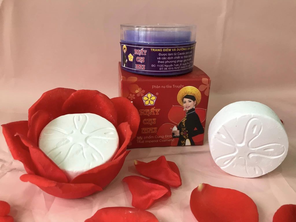 Những thỏi phấn nụ nhỏ xinh màu trắng và hồng, đây là món đặc sản Huế làm đẹp bí truyền của các cung phi ngày xưa, được làm từ các loại hoa thiên nhiên