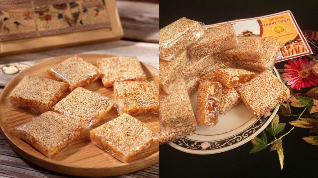 Đây là gói kẹo mè xửng đặc sản Huế làm quà, bên trong có những miếng kẹo dẻo màu vàng nâu, bên ngoài bao phủ rất nhiều hạt mè trắng thơm phức